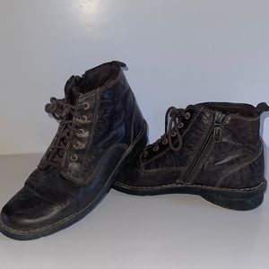 Womens Clark’s boots - size 7